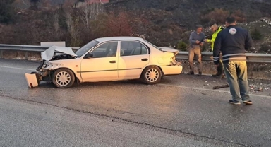 Otomobil bariyere çarptı