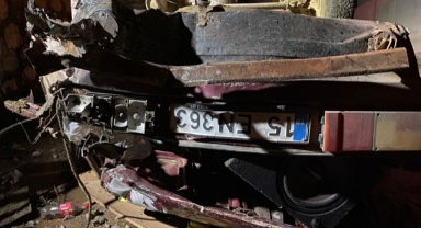 Otomobil dere yatağına uçtu