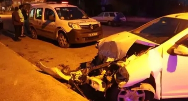 Otomobil ile minibüs çarpıştı