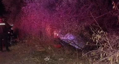 Otomobil şarampole devrildi