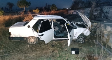 Otomobil tırın dorsesine çarptı