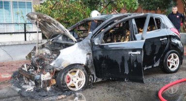 Otomobil yangında küle döndü