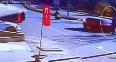 Otomobilden geri adımla kurtulan yaya, motosikletin çarpması ile öldü