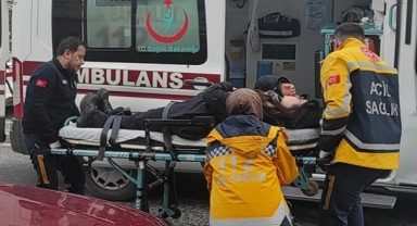 Otomobille motosiklet çarpıştı