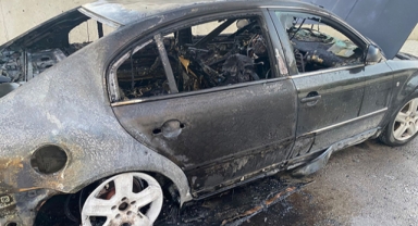 Park halindeki otomobil yandı