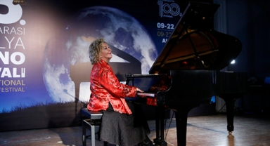 Piyanist Gülsin Önay öğrencilerle buluştu