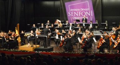 Sahnede kolsuz korno sanatçısı