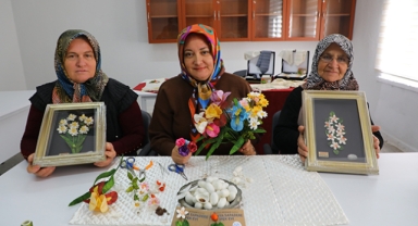 Sapadereli kadınlar kozalarından çıkıyor