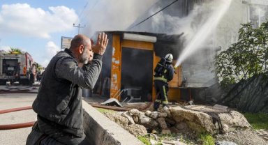 Söndürme çalışmasını elleriyle başını tutarak izledi