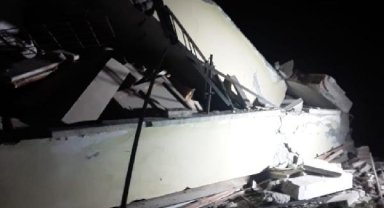 Tadilat yapılan bina çöktü