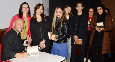 Okurlarıyla buluştu