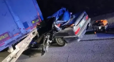 TIR'a arkadan çarptı: 2 ölü