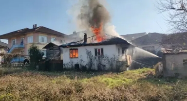 Yanan evden komşuları kurtardı