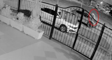 Yeni aldığı otomobili komşusu taşla çizdi!