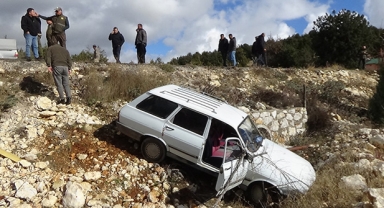 Yoldan çıkan otomobildeki 2 kişi yaralandı