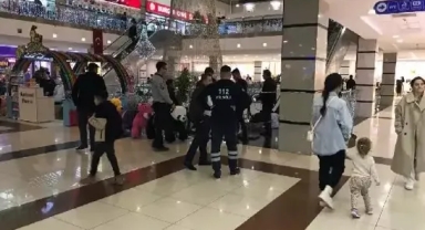 Yürüyen merdivende düşen çocuğun parmakları koptu