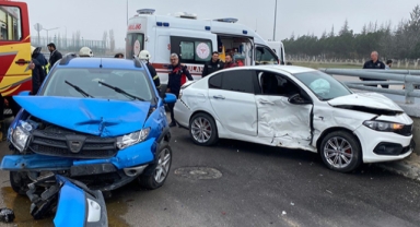 2 otomobil çarpıştı: 4 yaralı