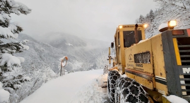 3 kentte yoğun kar: 60 yol ulaşıma kapandı