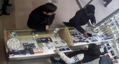 70 bin liralık telefonu çalıp gitti