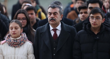 81 ilde okullarda şehitler için saygı duruşu