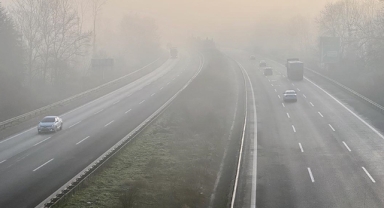 Anadolu Otoyolu'nda sis görüş mesafesini düşürdü