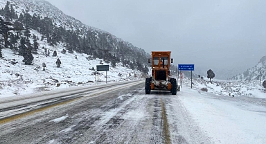 Antalya'da kar yağışı! Yerler beyaz örtüyle kaplandı