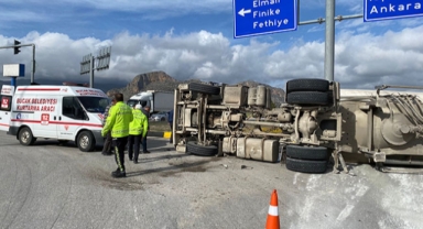 Beton mikseri devrildi