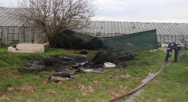 Boş arazideki kanepeler yandı