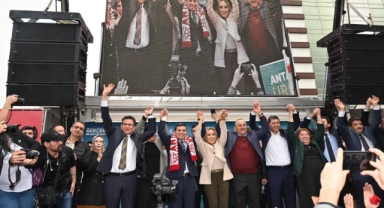 ÇİÇEKLERLE KARŞILANDI 