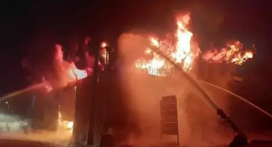 Depodaki yangın işyerlerine sıçradı