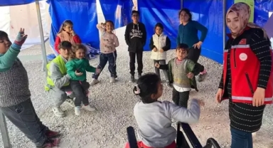 Depremzede 1874 çocuk ailesine teslim edildi