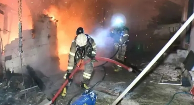 Gecekondu alev alev yandı