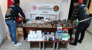 Gümrüklerde, 57 Bin 15 cep telefonu 