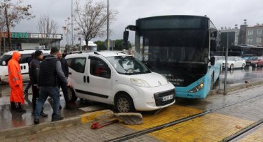 Halk otobüsü ile hafif ticari araç çarpıştı