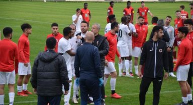 Hazırlık maçında saha karıştı