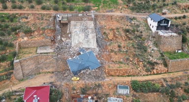 Heyelan nedeniyle iki katlı ev çöktü 