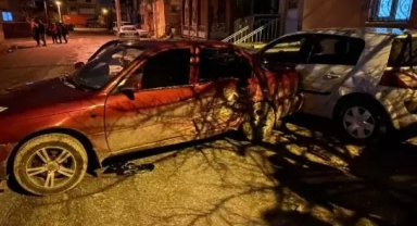 İki otomobil kavşakta çarpıştı