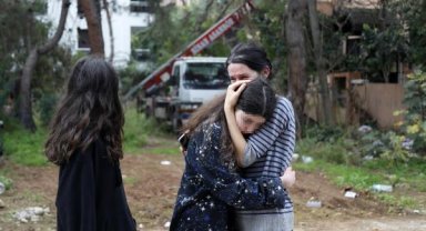 İkizleriyle sokakta kaldı