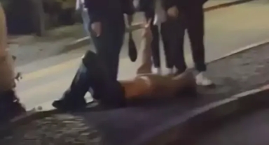 Kadını yerde sürükleyerek darbetti