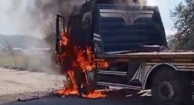 Kamyon alev aldı
