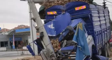 Kamyonet ile kamyon çarpıştı