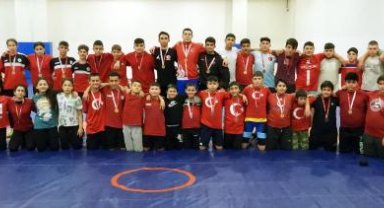 Kepez güreşçileri gururlandırdı