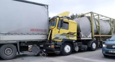 Kırmızı ışıkta zincirleme kaza