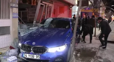 Kontrolünü kaybetti, iş yerine çarptı