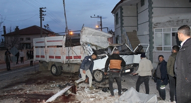 Küçükbaş hayvan yüklü kamyonet devrildi