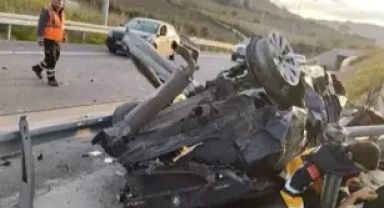 Lastiği patladı, bariyerlere çarptı