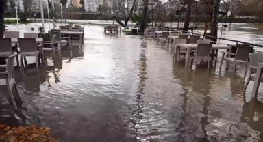 Manavgat ırmağı taştı, işletmeler su altında kaldı