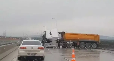 Minibüse çarpan TIR'ın şoförü öldü