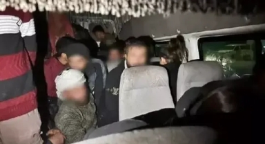 Minibüsteki kaçak göçmenler yakalandı