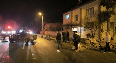 Otomobil bahçe duvarına çarptı